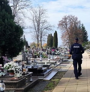 policjant na cmentarzu