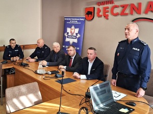 policjanci i przedstawiciele władz samorządowych