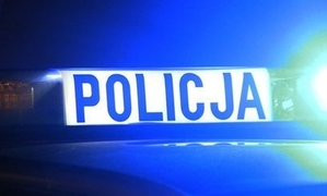 Sygnalizator świetlny na dachu radiowozu policyjnego z napisem Policja.