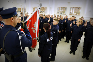 Nowoprzyjęci policjanci podczas ślubowania