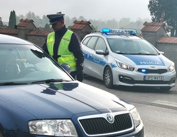 policjant podczas badania stanu trzeźwości kierującego