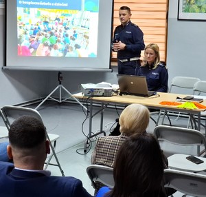 policjant podczas omawiania prezentacji, uczestnicy debaty