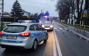 radiowóz, pojazd osobowy i pojazd straży pożarnej na miejscu zdarzenia drogowego