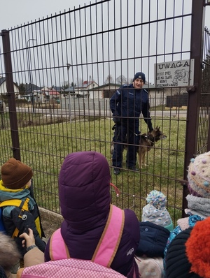 policjant z psem służbowym i dzieci