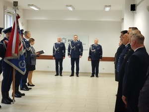 Policjanci podczas uroczystej ceremonii powitania i pożegnania komendanta