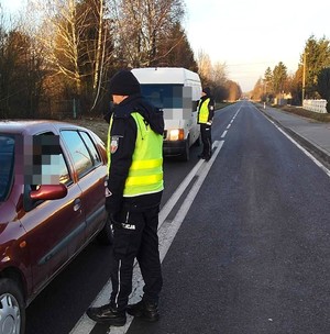 policjanci sprawdzają trzeźwość kierujących