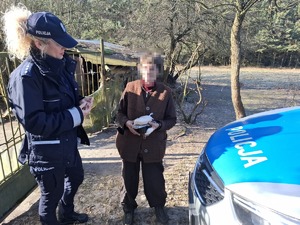 dzielnicowa przekazała posiłek kobiecie