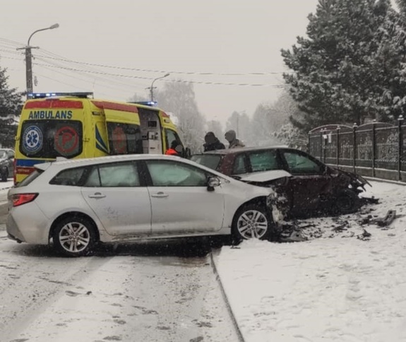 uszkodzone pojazdy obok karetka pogotowia