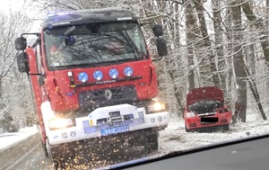 pojazd straży pożarnej i auto w rowie