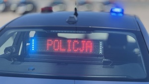 nieoznakowany radiowóz z napisem Policja
