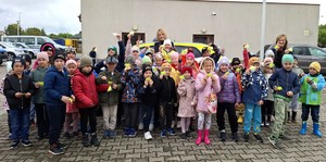 policjantki z grupą dzieci