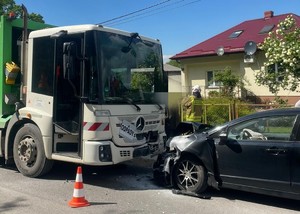 ciężarówka i osobówka po zdarzeniu drogowym