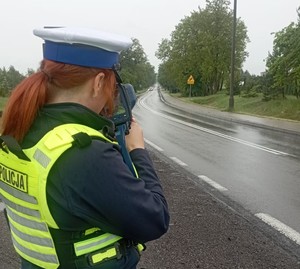 Policjantka dokonująca pomiaru prędkości
