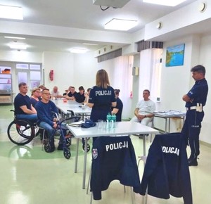 policjanci z uczestnikami spotkania