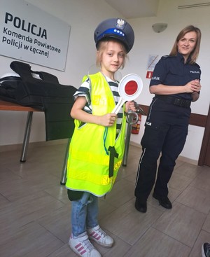 policjantka z dziewczynką ubraną w elementy służbowe