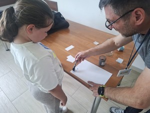 technik kryminalistyki z dziewczynką
