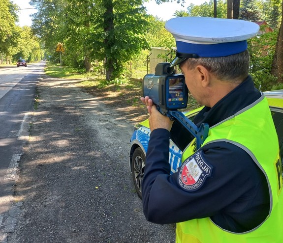 policjant mierzy prędkość pojazdów