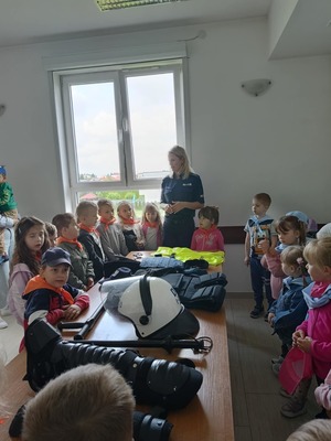 policjantka pokazująca dzieciom sprzęt policyjny