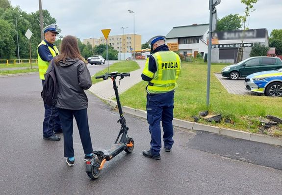 policjanci podczas kontroli użytkowniczki hulajnogi