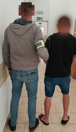 policjant z zatrzymanym mężczyzną
