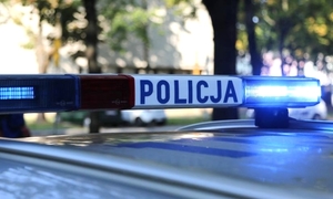 Zainstalowana na dachu radiowozu lampa z niebieskim światłem oraz podświetlanym napisem Policja