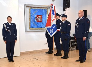 policjanci wraz z pocztem sztandarowym