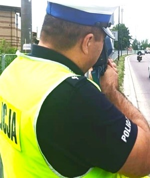 policjant mierzy prędkość pojazdów