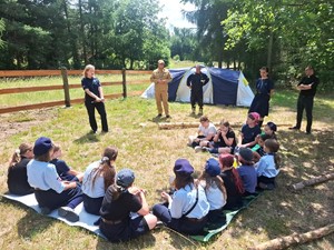 policjantka i strażacy z harcerzami