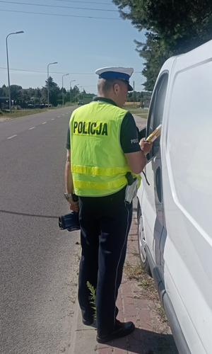 policjant podczas kontroli stanu trzeźwości kierującego