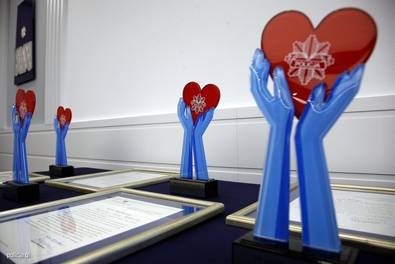 statuetki dla laureatów konkursu