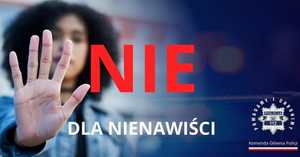 Zdjęcie kobiety z wyciągniętą dłonią, napis ,,Nie dla nienawiści&quot;