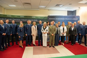 wspólne zdjęcie sygnatariuszy porozumienia dotyczącego szkoleń w oddziałach o profilu mundurowym