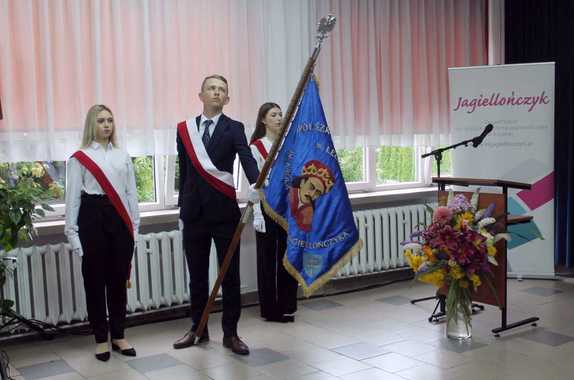 uczniowie ze sztandarem