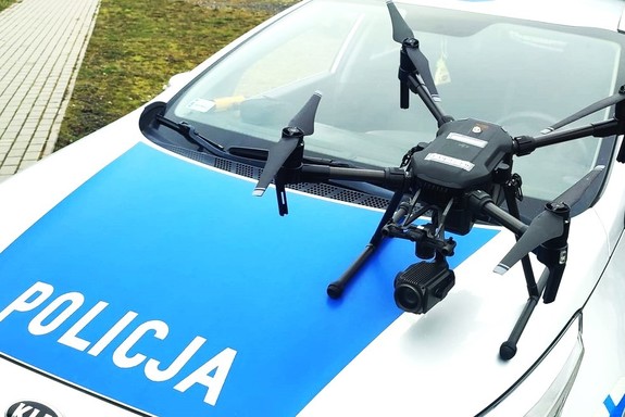 dron na masce radiowozu