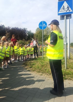 policjantka z dziećmi w rejonie przejścia dla pieszych
