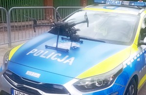 policyjny dron na masce radiowozu