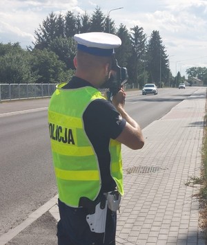 policjant ruchu drogowego podczas kontroli prędkości