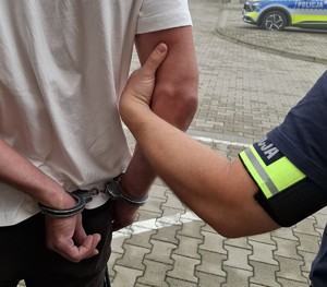 zatrzymany mężczyzna w kajdankach
