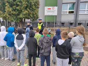 policjant z dziećmi