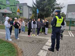policjant z dziećmi