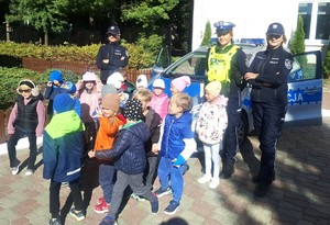 policjantki z dziećmi przy radiowozie