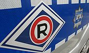 logo ruchu drogowego na radiowozie
