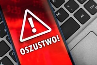 klawiatura i napis Oszustwo