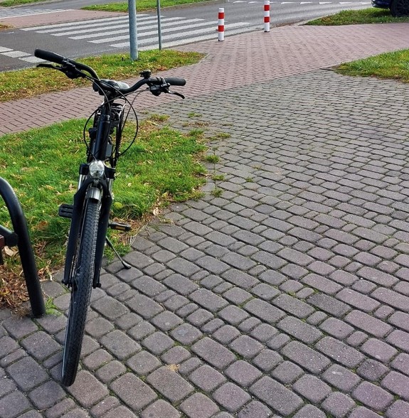 rower przed przejściem dla pieszych