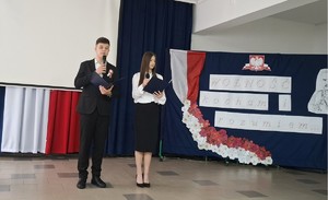 uczniowie prowadzący apel