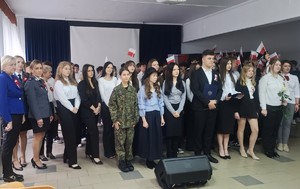 uczniowie, nauczyciele, policjantki, zdjęcie grupowe