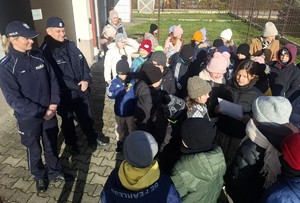 policjanci z dziećmi