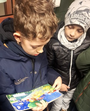 chłopiec czyta książkę