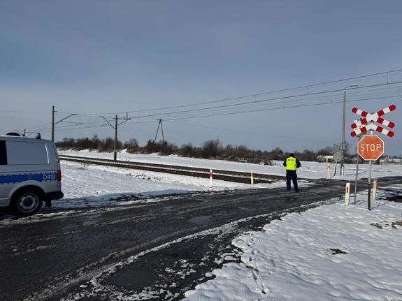 policjant patrolujący rejon torów