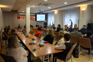 policjanci i uczestnicy debaty